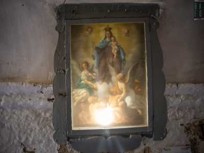 ...l� dove sotto un arco � posta una delle numerose edicole votive che � possibile incontrare tra queste stradine. � stata restaurata da poco e raffigura la Madonna con Anime Purganti 